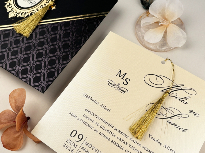 Invitatie de nunta de lux ivory cu plic negru si snur cod 74758 [3]
