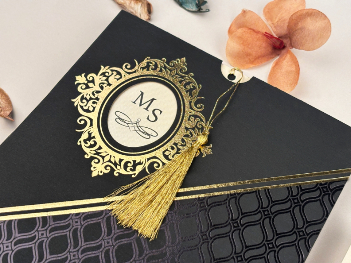 Invitatie de nunta de lux ivory cu plic negru si snur cod 74758 [2]