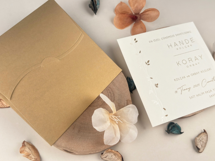 Invitatie de nunta eleganta alba cu frunze si plic auriu - cod 13311 [3]