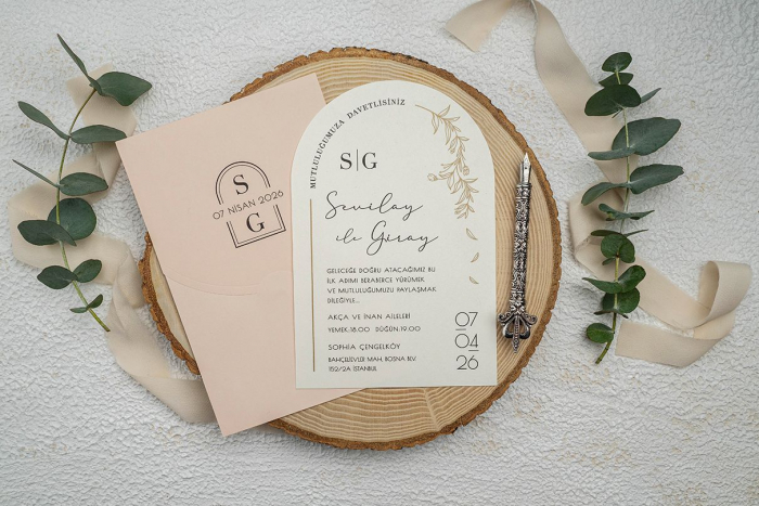 Invitatie de nunta eleganta arcada crem cu plic roz - cod 9356 [2]