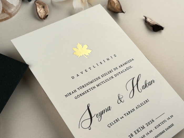Invitatie de nunta eleganta ivory cu model auriu de toamna si plic negru - cod 96943 [3]
