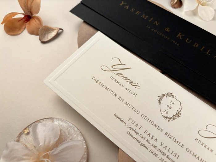 Invitatie de nunta eleganta ivory cu model in relief si plic negru - cod 96952 [2]