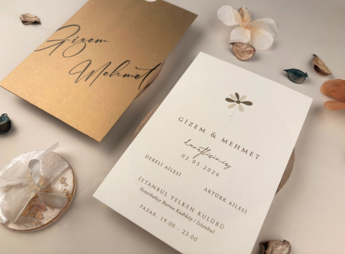 Invitatie de nunta ivory cu plic auriu si floare - cod 13331 [4]