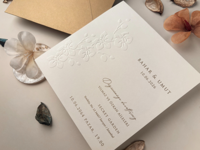 Invitatie de nunta ivory plic auriu si model floral in relief - cod 13330 [4]