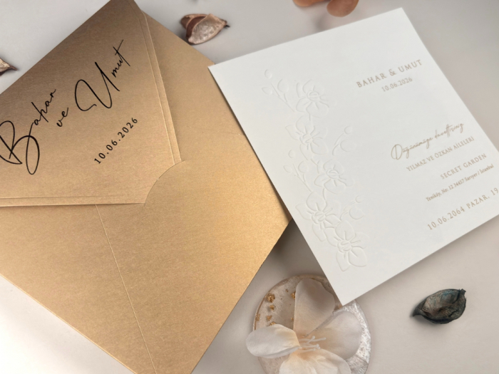 Invitatie de nunta ivory plic auriu si model floral in relief - cod 13330 [3]