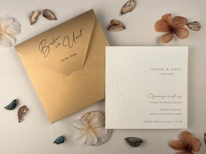 Invitatie de nunta ivory plic auriu si model floral in relief - cod 13330 [2]