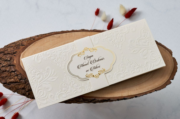 Invitatie de nunta baroc crem / bej cu model auriu si inel de hartie - cod 1125 [2]