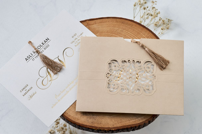 Invitatie de nunta crem / bej cu model de dantela si snur - cod 1127 [3]