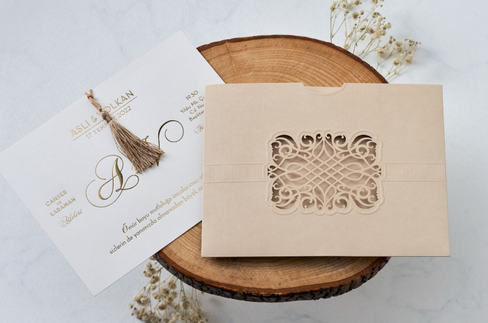 Invitatie de nunta crem / bej cu model de dantela si snur - cod 1127 [2]