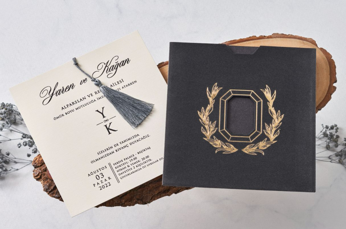 Invitatie de nunta baroc crem / bej cu plic negru si decupaj auriu - cod 1128 [2]
