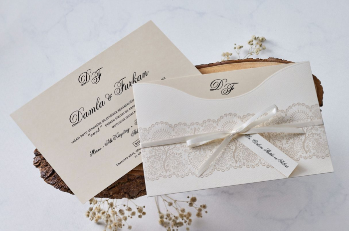 Invitatie de nunta crem / bej cu model de dantela si funda - cod 1131 [2]