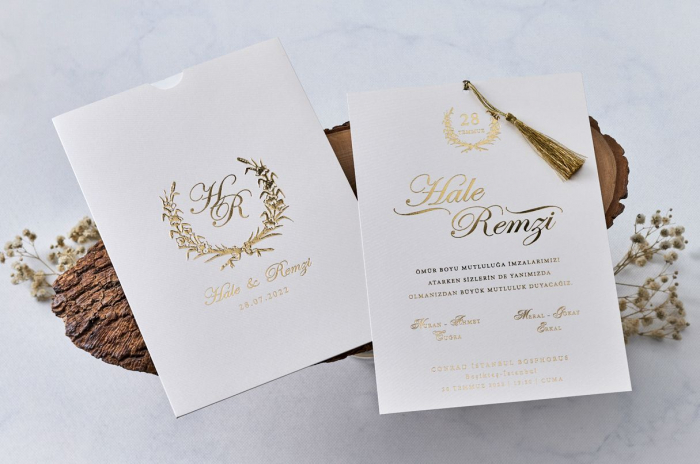 Invitatie de nunta eleganta alba cu model auriu si snur - cod 1142 [2]