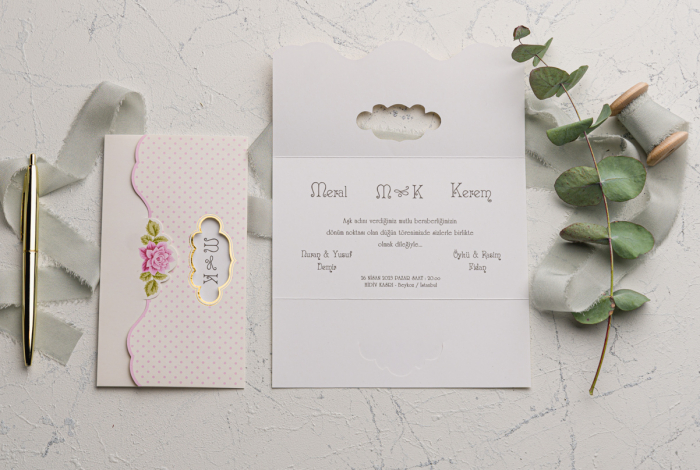 Invitatie de nunta eleganta cu floare roz si decupaj auriu - cod 9101 [2]