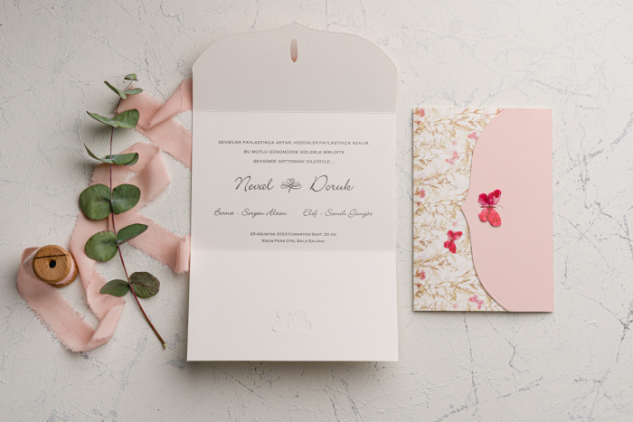 Invitatie de nunta delicata roz cu frunze si fluturi - cod 9107 [2]