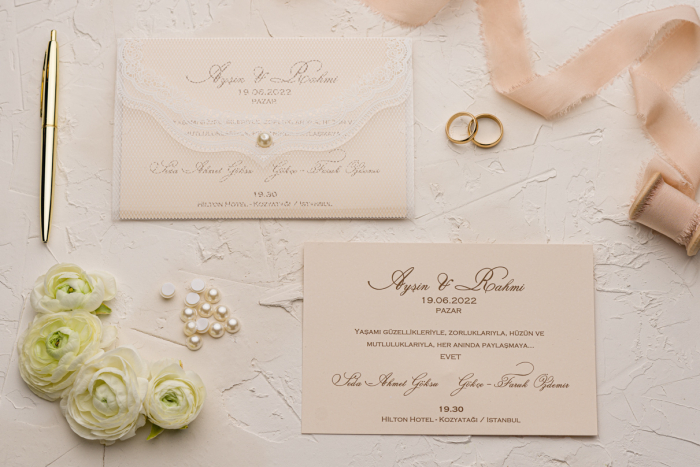 Invitatie de nunta eleganta crem / bej cu plic dantelat si perla - cod 9118 [2]