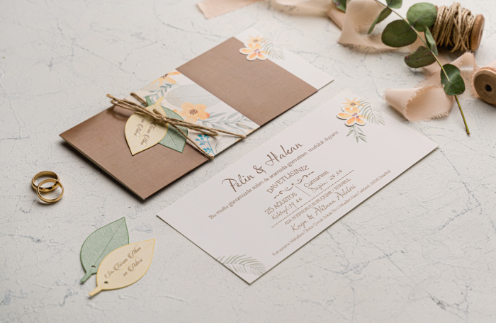 Invitatie de nunta florala crem / bej cu maro si snur - cod 9121 [2]