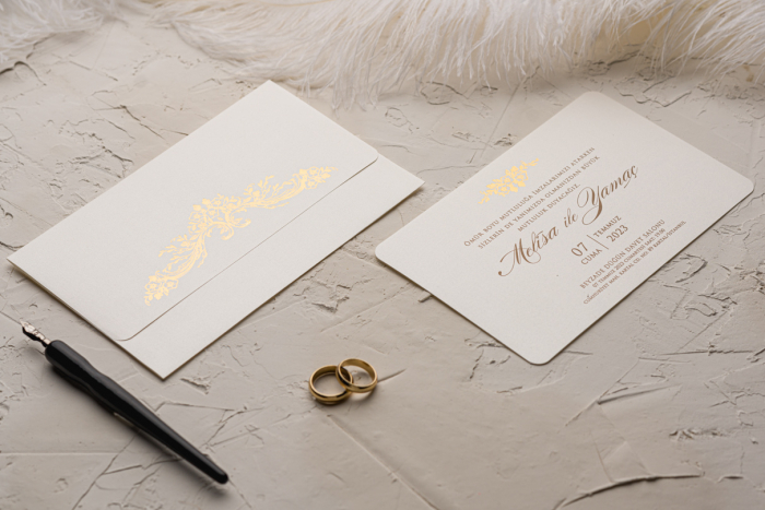 Invitatie de nunta eleganta alba cu model auriu - cod 9126 [1]