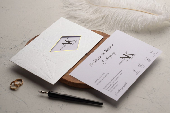 Invitatie de nunta eleganta alba cu decupaj auriu - cod 9136 [2]