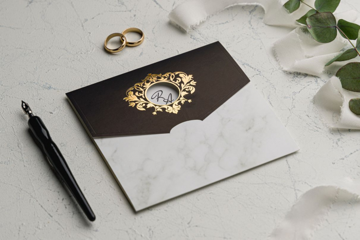 Invitatie de nunta eleganta maro cu model de marmura si decupaj auriu - cod 9142 [2]
