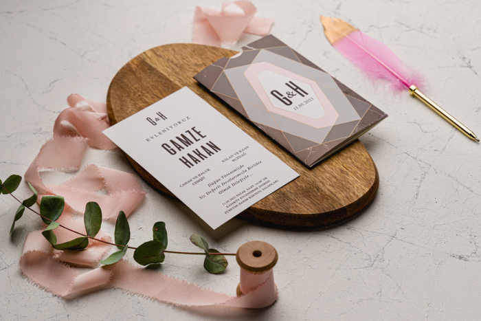 Invitatie de nunta eleganta maro cu model auriu - cod 9159 [2]
