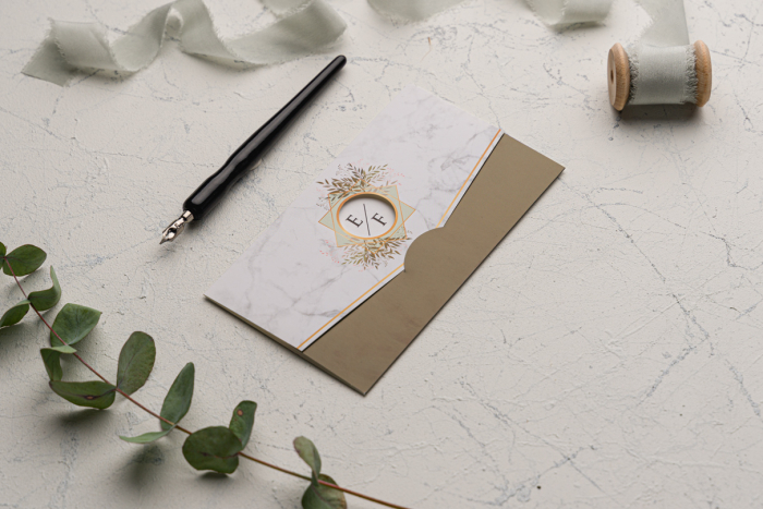 Invitatie de nunta cu frunze maro si model de marmura cu decupaj auriu - cod 9165 [2]