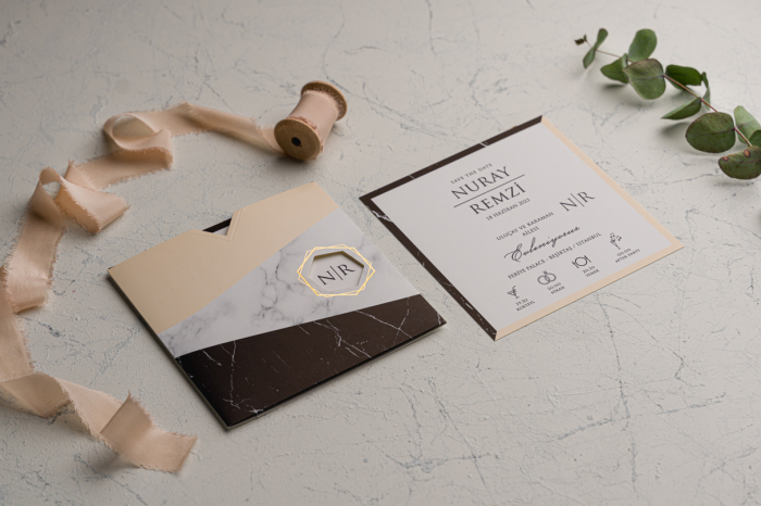 Invitatie de nunta negru cu crem/ bej cu model de marmura si decupaj auriu - cod 9171 [3]