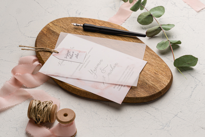 Invitatie de nunta delicata alba cu model roz si snur - cod 9232 [2]