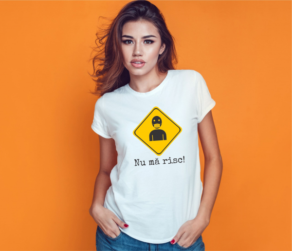 Tricou Personalizat #stamacasa - Nu ma risc [2]