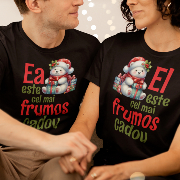 Set 2 Tricouri Cuplu Personalizate Craciun - El Ea este cel mai frumos cadou ursulet   [2]