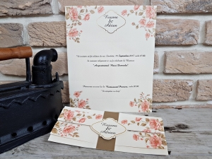 Nunta - Invitatie de botez crem / bej cu flori roz si inel de hartie - cod 2706