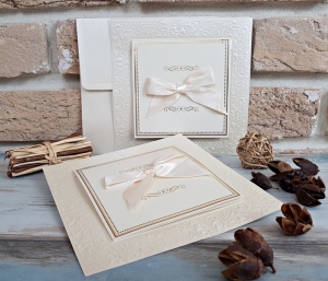 Nunta - Invitatie de botez delicata crem / bej cu model auriu si funda - cod 3677