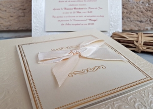 Invitatie de botez delicata crem / bej cu model auriu si funda - cod 3677 [1]