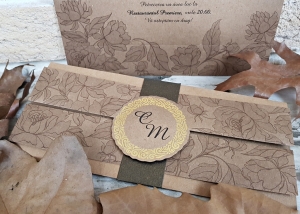 Invitatie de botez vintage maro cu model auriu si inel de carton - cod 2708 [2]