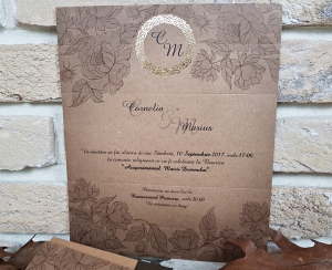 Invitatie de botez vintage maro cu model auriu si inel de carton - cod 2708 [1]