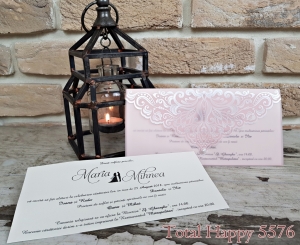 Nunta - Invitatie de botez delicata roz cu model de dantela si perla - cod 5576