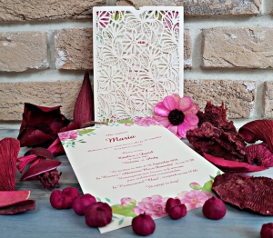 Nunta - Invitatie de botez delicata crem / bej cu flori roz si model de dantela - cod 5538