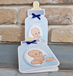 Nunta - Invitatie de botez amuzanta de tip biberon cu bebe - cod 8030