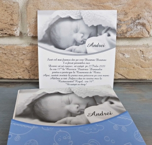 Nunta - Invitatie de botez albastra cu modele si poza de bebe - cod 8033