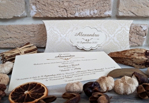 Nunta - Invitatie de botez vintage crem / bej cu model auriu - cod 5505
