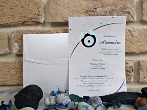 Nunta - Invitatie de botez eleganta alba cu albastru si model in relief - cod 6198