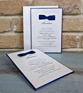Nunta - Invitatie de botez eleganta alba cu model albastru si funda - cod 6185