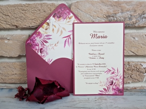 Nunta - Invitatie de botez delicata cu flori si plic visiniu - cod 5579