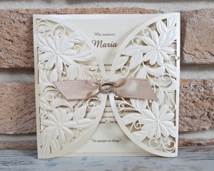 Nunta - Invitatie de botez eleganta crem / bej cu model de dantela si funda - cod 2735
