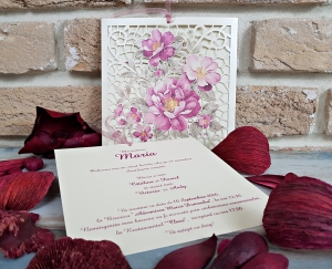 Nunta - Invitatie de botez delicata crem / bej cu flori roz si model de dantela - cod 5557