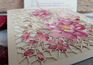 Invitatie de botez delicata crem / bej cu flori roz si model de dantela - cod 5557 [3]