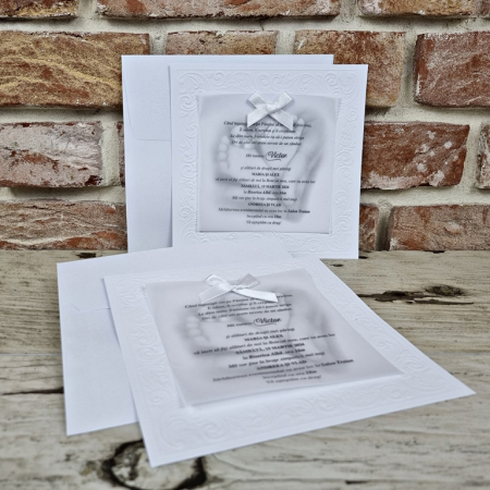 Nunta - Invitatie de botez eleganta alba cu model dantelat si fundita - cod 618