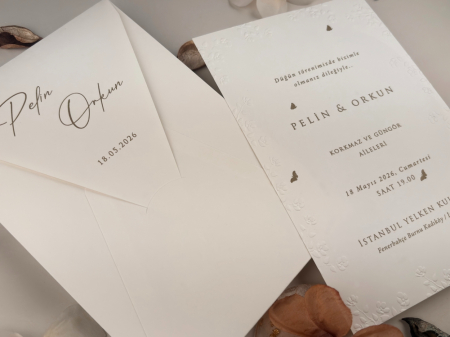 Invitatie de nunta eleganta alba cu fluturi si flori in relief - cod 13326 [1]