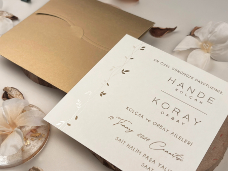 Nunta - Invitatie de nunta eleganta alba cu frunze si plic auriu - cod 13311