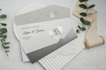 Nunta - Invitatie de nunta eleganta alba cu model argintiu - cod 9312