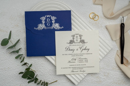 Invitatii Nunta Ekonom 2023 - Invitatie de nunta eleganta alba cu plic albastru - cod 9305